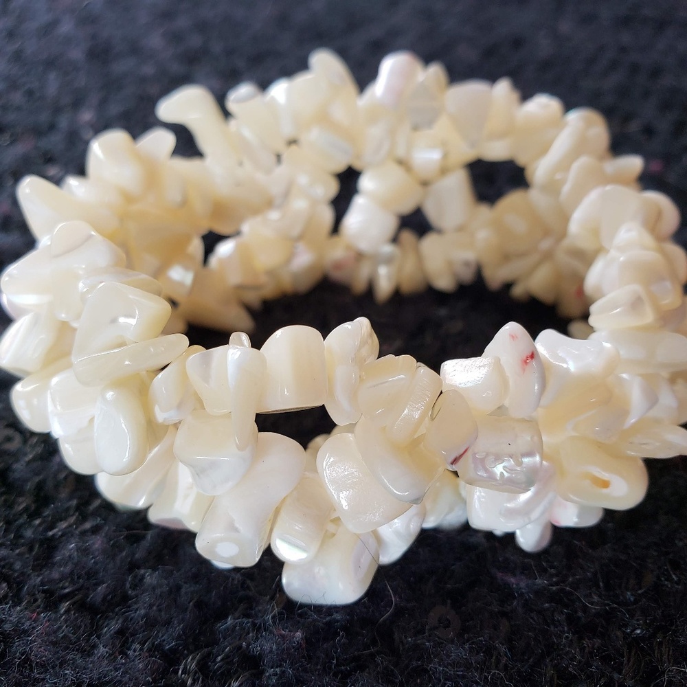 Iridescent Cream Natural Seashell Stretch Bracelet